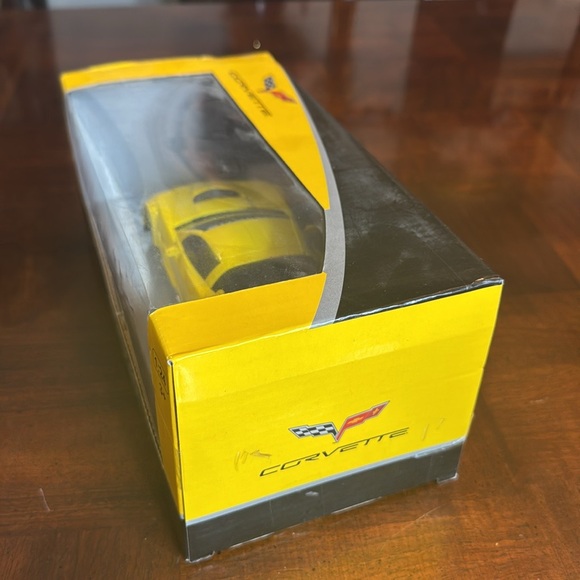 Braha Friction Licensed 1/24 Scale Corvette C6.R Friction Push & Go Yellow - Picture 4 of 7